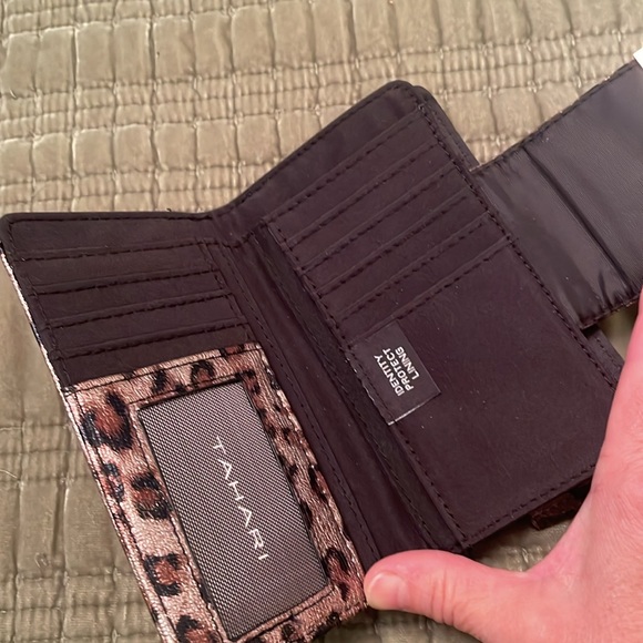 NWT TAHARI Metallic Leopard Animal Print Tab Indexer Wallet Identity Protect - Picture 4 of 13